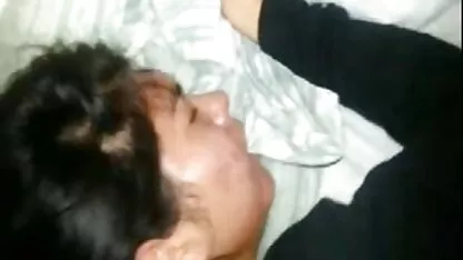 Prsata MILF seks free tube predala se mladiću u krevetu