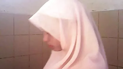 Tanki prsti doveli anushka seks su se do slatkog orgazma