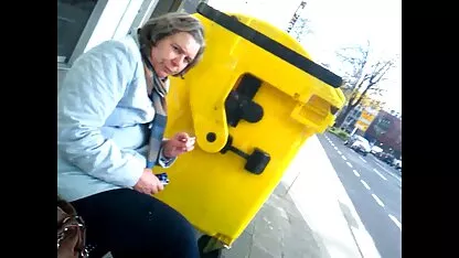 Djevojka je žurno seks video gratis zgrabila mokri kapak povlačeći klitoris