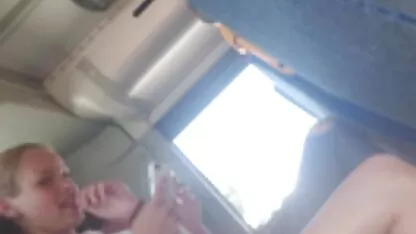 Muškarac grmi na porrn seks licu privlačne drage