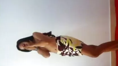Dvije djevojke silovale su faluse u seks tube free jastuku njegovog prijatelja