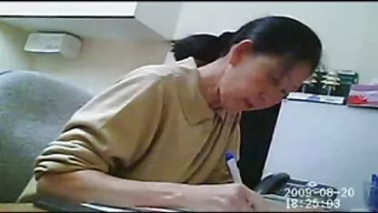 Ruska kurva skoči 18 xxx seks na mesnat penis s uskom analnom rupom