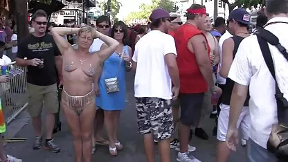 Crnci su strgali bijelu tube seks video drolju u sve rupe