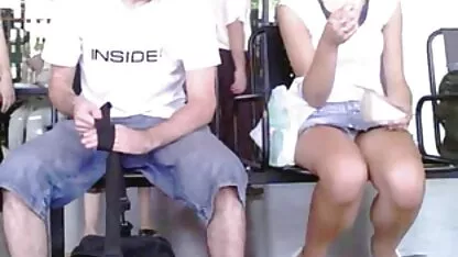 Prsata kuja pokazuje velike sise i xxx seks virgin pičku