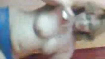 Plavuša s besplatni sek dugom kosom marljivo daje blowjob