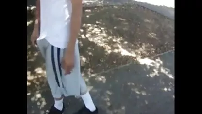 plavuša i brineta nestašna s seks blue filem jednim dildom na podu