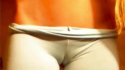 Chick seks video gratis pokazuje svoju dlakavu kapu na kameri