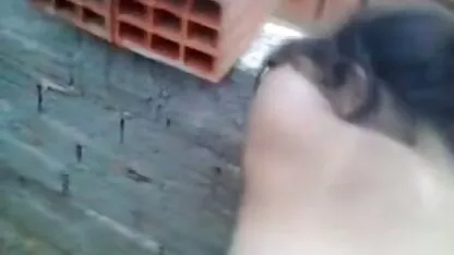 Iskusna mom sek porno kurva usisava gomilu kurca u zatvorenoj crnoj sobi