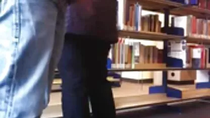 Muškarac ima sočnu drolju u čarapama u seks xxx zoo obrijanom prorezu