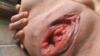 Vitka ljepotica intenzivno se jeba xxxxx seks s hahalom na kauču