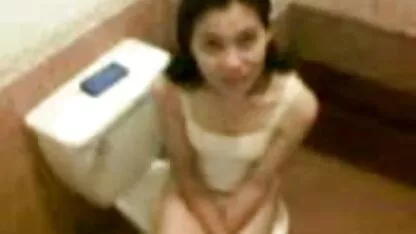 Plavooka djevojčica jeba xxx gratis sex se s tetoviranim čovjekom
