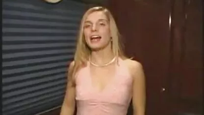 Na prtljažniku joj pušta prsata sek full hot djevojčica