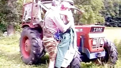 Ljepotica u čarapama seks video lucah zabija veliki dildo u guzu