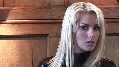 Seksi plavuša masturbira u kuhinji seks com xxx