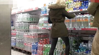 Vruća plavuša ima seks 18 xxx seks s momkom na otvorenom