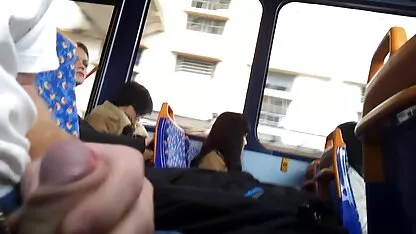 Sjajna kučka xxx seks virgin u gaćicama skače na momčevu sočnu čorbu