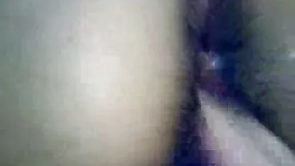 Crnac mobi seks prste bijelim junicama u svim rupama s velikim crnim pijetalom