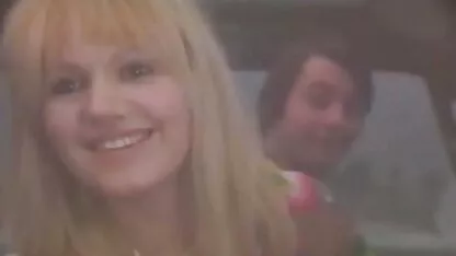 Crno-bijeli seks u seksxxxxxxxxxxxxx kojem brutalni macho izvlači obje rupe brineta na kurac