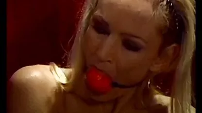 Divlji seks seks muvie u noćnom klubu s droljastim pilićima