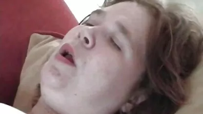 Prsata MILF u čarapama seks tube free masturbira u krevetu