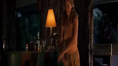 Chick pokazuje seks free xxx pičku u pantyhose u javnosti
