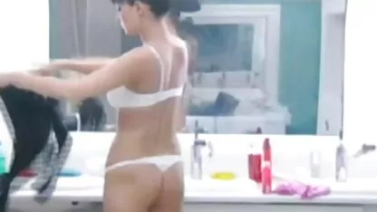 Seksi beba hot seks tube com sjedila je u ustima i zasadila kurac usisan u njezin plameni anal