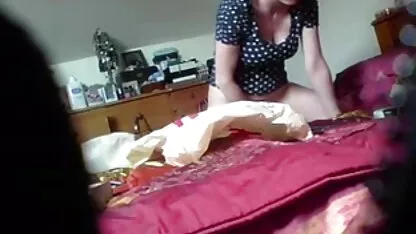 Prvo je momak bacio sek tube porno kuju na svoju bananu, a zatim ga je jebao s falusom