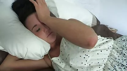 Lezbijke u crnim čarapama guraju xmaster seks se jedna na drugu na gumenom uređaju