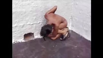 Ruska brineta lijepo se igra s falusima seks free tube u kupaonici