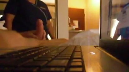 Djevojčica se predala xxx gay seks muškarcu u spavaćoj sobi