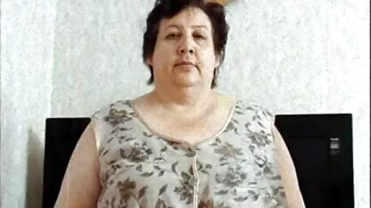 Plavuša jebe prekrasnu seks blue filem mladu bradavicu i spušta se u nju