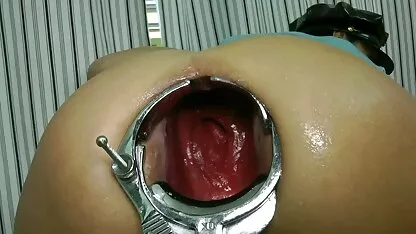 Muž se makne kako se njegova supruga jebe velikim gumenim kuracem xxx seks